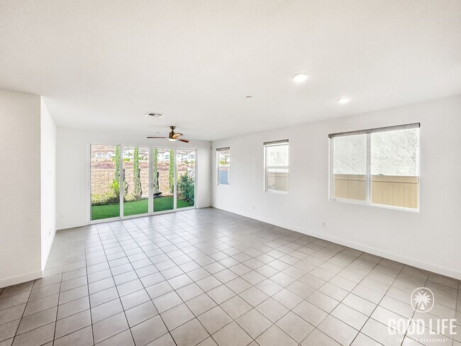 Foto del edificio - Gorgeous 4B/3BA house w/ large backyard & ...