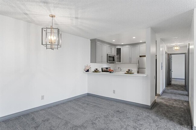 Foto del edificio - Modern 3 Bedroom, 2 Bath Completely Remodeled Condo