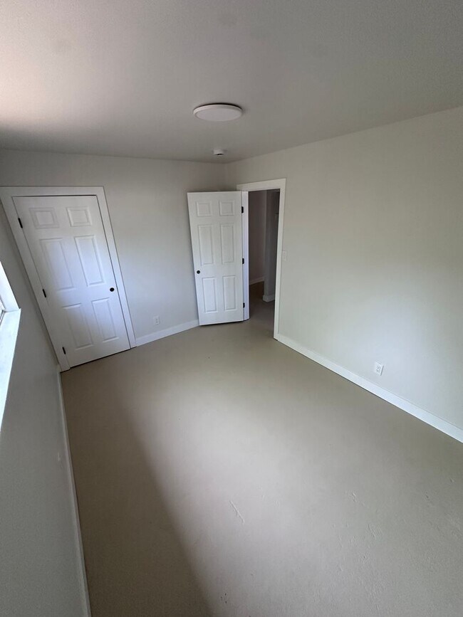 Building Photo - New renovated 3 Bedroom, 1 Bathroom Home w...