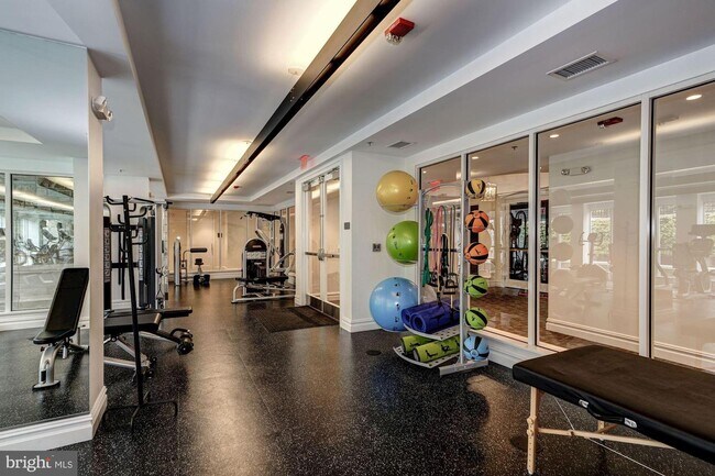 Foto del edificio - 8121 River Rd