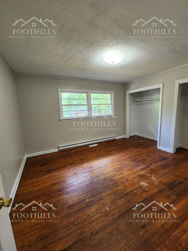 Building Photo - 204 Pine Ln