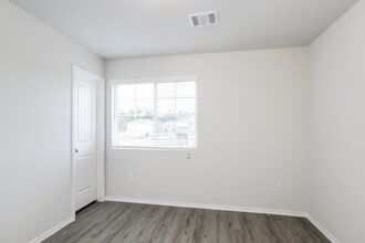 Building Photo - 325 Shelby Meadow Dr