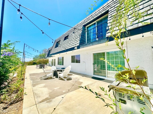 Foto del edificio - Breathtaking Custom Country Two-Story Home, Fully Remodeled & Beautifully Appointed on Private 20...