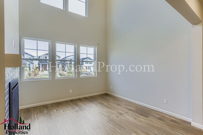 Building Photo - Discover the Charm of This Elegant North P...