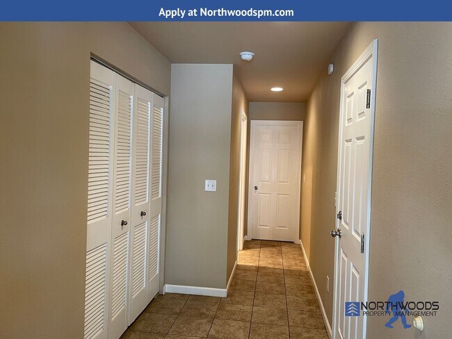 Building Photo - Nice 2 bed/2bath Townhome Located in White City