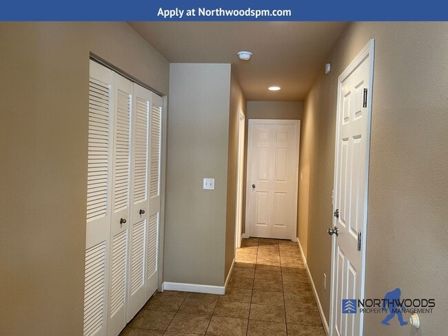 Foto del edificio - Nice 2 bed/2bath Townhome Located in White City