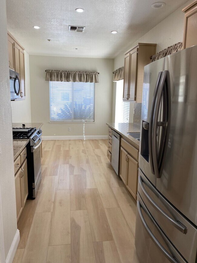 Building Photo - Beautiful 4 Bed 2 Bath House Available Now!