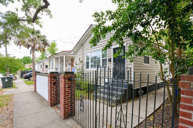 Building Photo - Renovated Classic Charleston Home