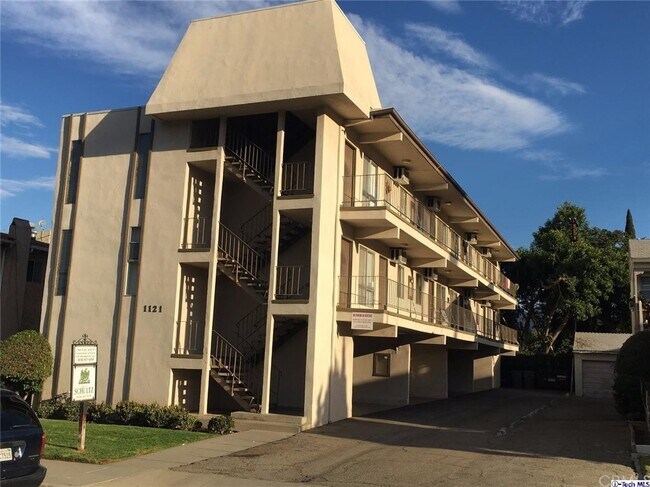 Building Photo - 1121 E Palmer Ave