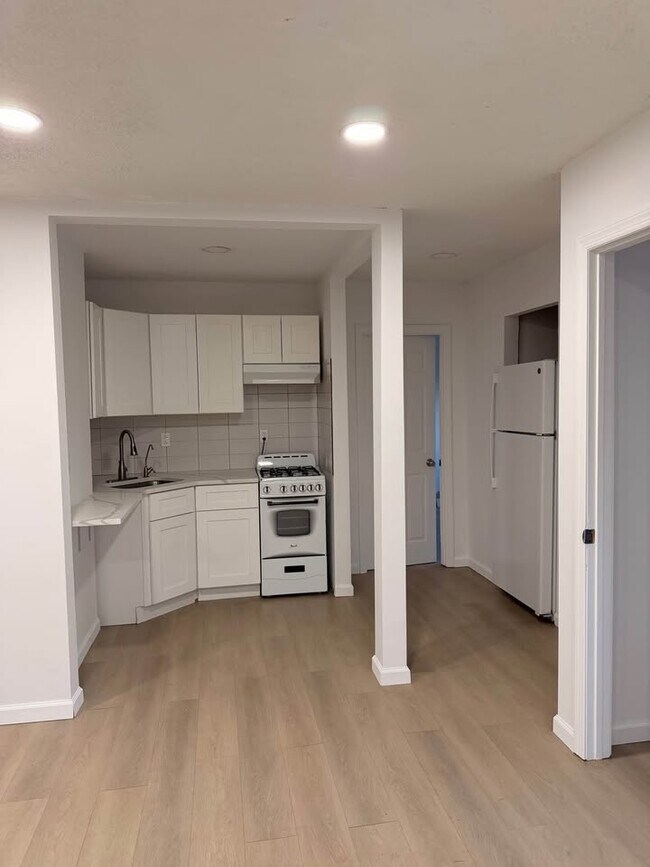 Foto del edificio - 5494 Express Dr S