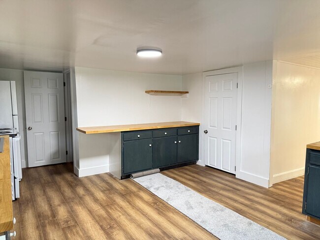 Building Photo - Newly Renovated 3 Bedroom 1.5 Bathroom Hom...