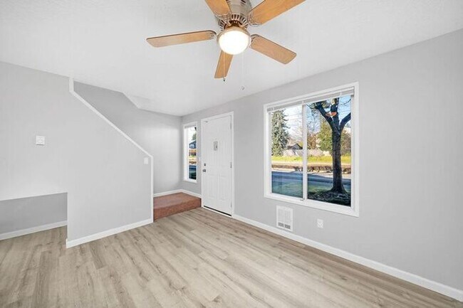 Foto del edificio - 2 bedroom unit. Pets OK! Lots of upgrades! Full size washer and dryer in unit!!