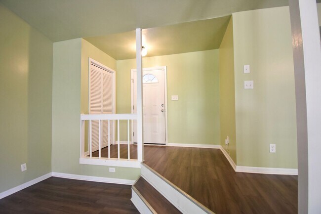 Building Photo - 3 Bedroom 2 Bathroom Home with Large Deck-...