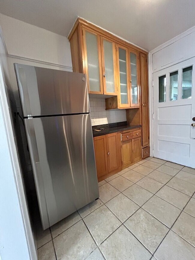 Building Photo - Bright and Sunny Unit ~ One Bed/One bath ~ Heat Included ~ Pets Welcome