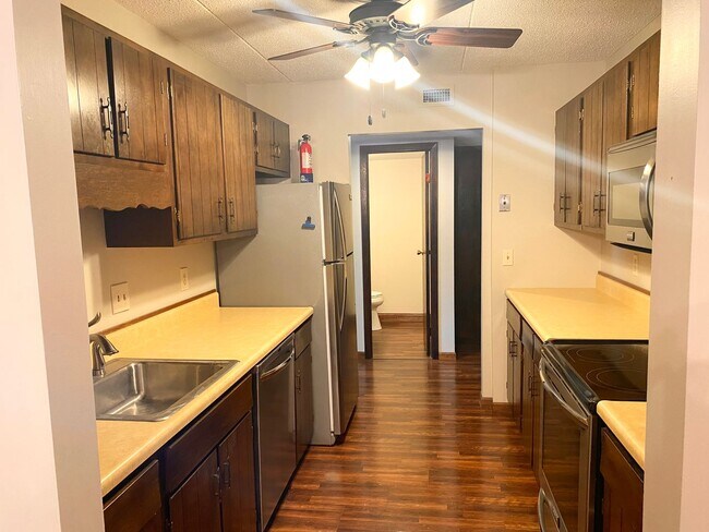 Foto del edificio - 2 bedroom Condo in Twin Towers!!