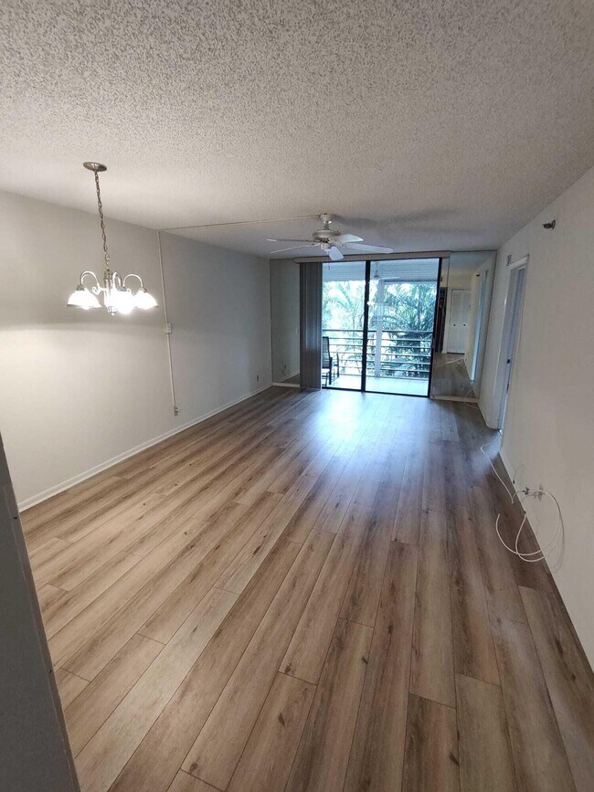 Foto del edificio - 4640 Lucerne Lakes Blvd