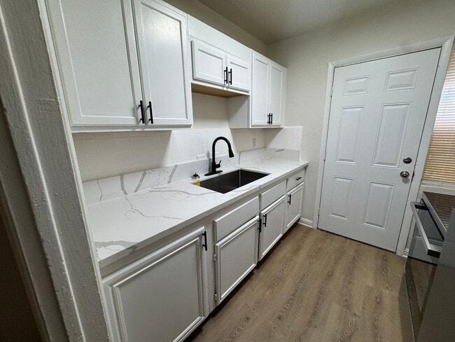 Building Photo - 1109 Hillside Pl