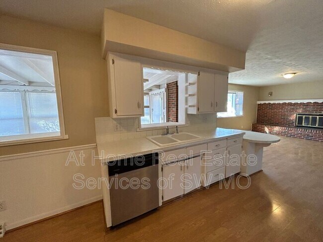 Building Photo - 1437 S Catalina Ave