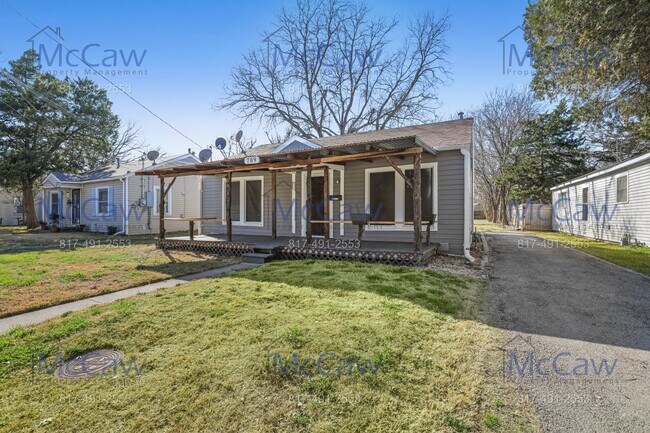 Building Photo - Adorable 2/1 in Waxahachie! **MOVE-IN SPEC...