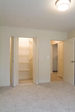 Closet - Nesle In Apartments