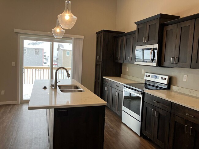 Building Photo - 4 bed 2.5 bath