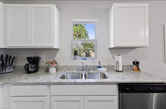 Building Photo - 3 br, 2 bath House - 4109 Northeast 20th P...