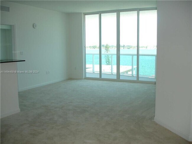 Foto del edificio - 7910 Harbor Island Dr