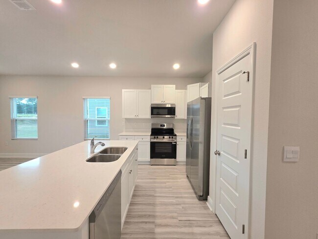 Building Photo - 3-Bedroom Townhome