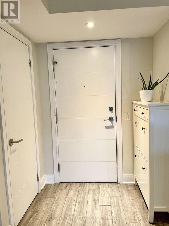 Building Photo - 525 Adelaide St W