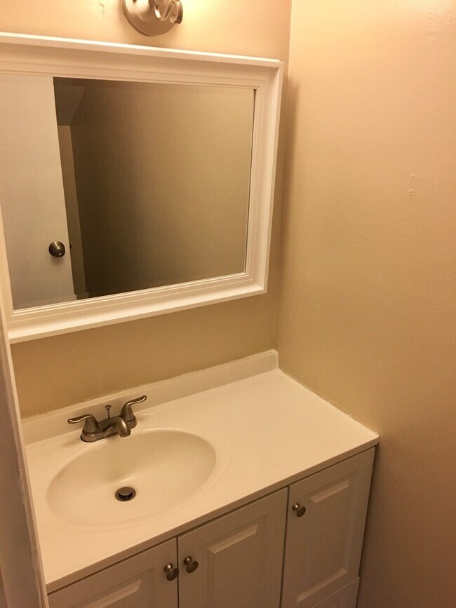 Building Photo - Great 2 bed, 1.5 Bath Condo with Garage in...