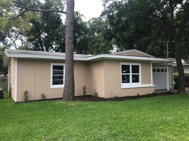 Building Photo - AVAILABLE NOW - EXCELLENT LOCATION