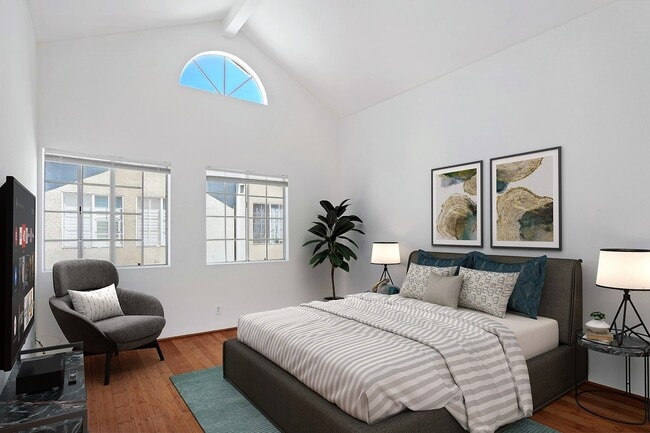 Building Photo - 850 N Poinsettia Pl