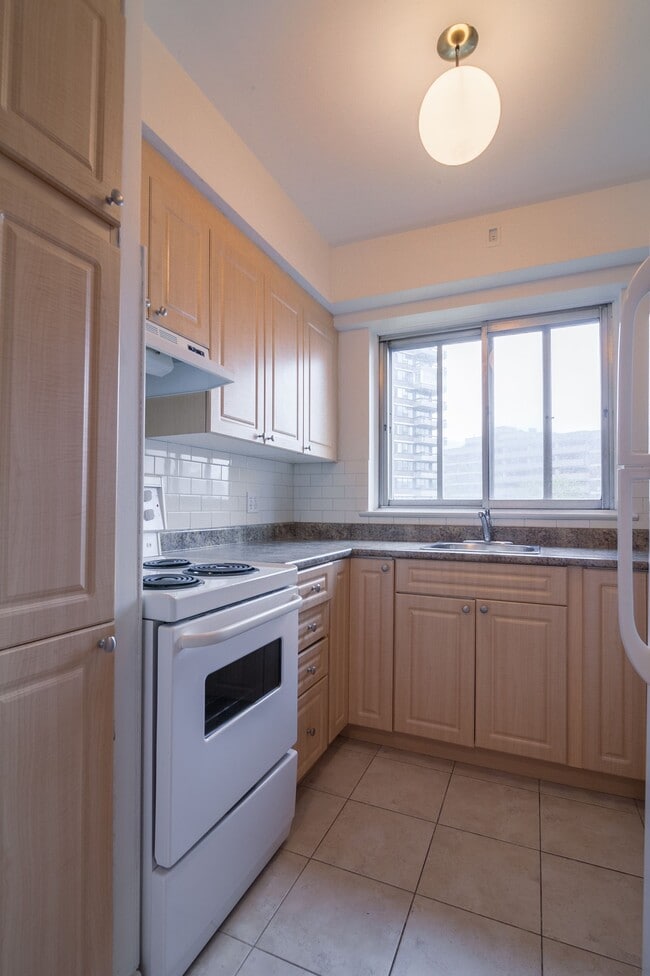 Building Photo - 3555 Chem. de la Côte-des-Neiges