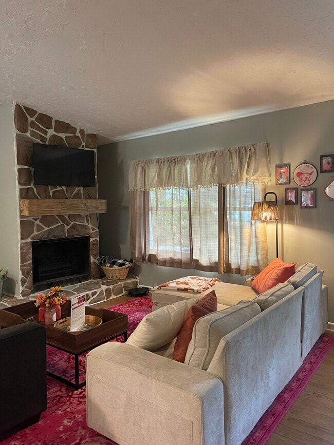 Building Photo - 130 Oliver Cir