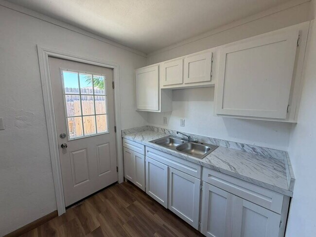 Building Photo - "Charming 2-Bed Hideaway with Modern Comforts in Edinburg – 840 Sq Ft of Cozy Living!"