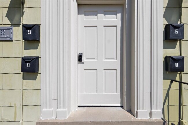 Building Photo - FULLY FURNISHED!! Belhaven Bombshell!