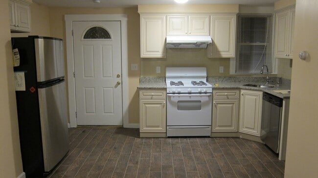 Building Photo - 39 Rawson Rd