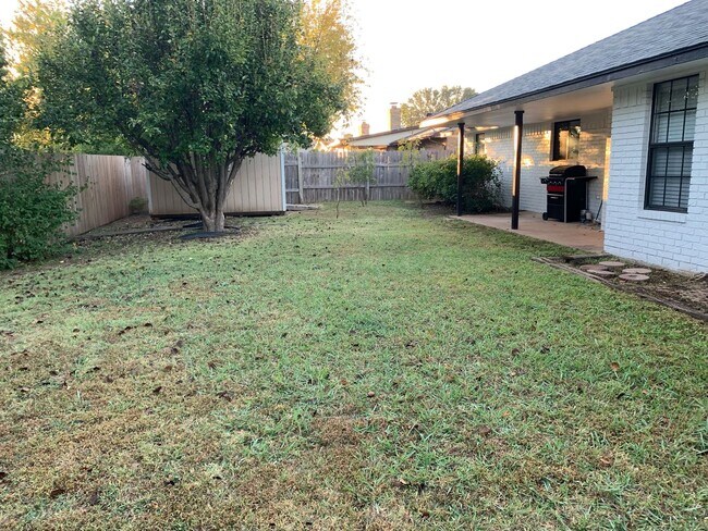 Building Photo - Willow Creek Area! Pet's Negotiable!