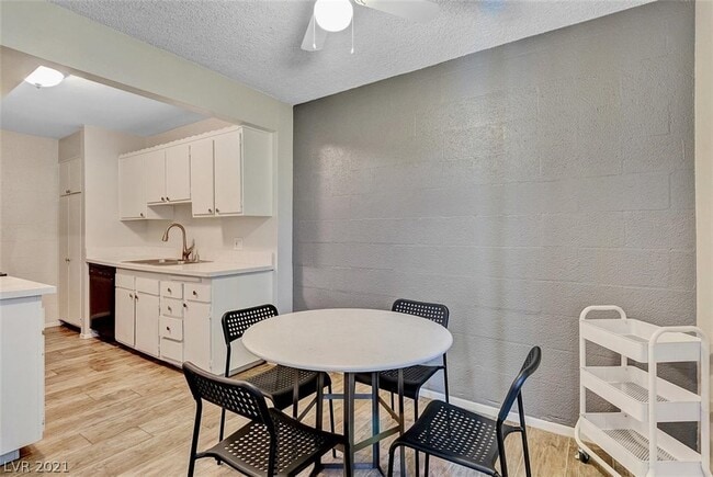 Building Photo - 3417 Villa Knolls South Dr