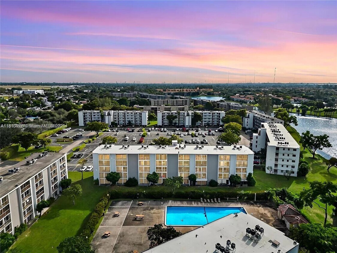 Foto principal - 8610 N Sherman Cir