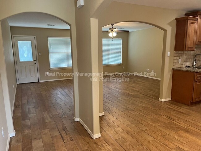 Building Photo - 529 Ridge Point Dr