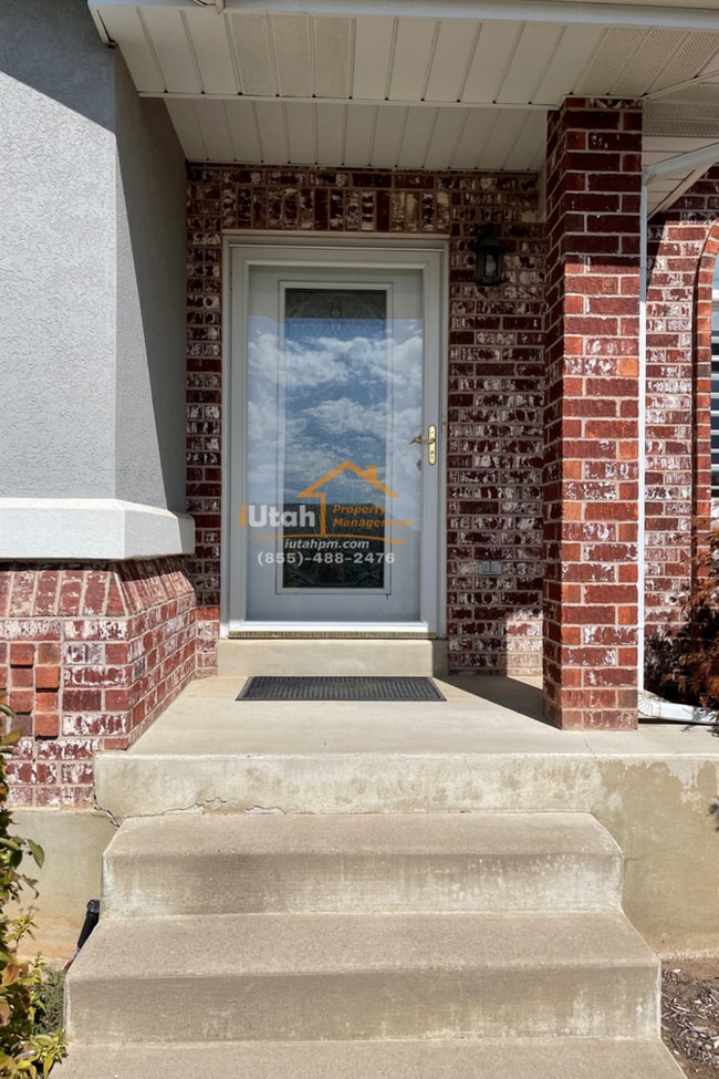 Building Photo - East Layton 6 Bdrm 3 Bth 2 car garage home.