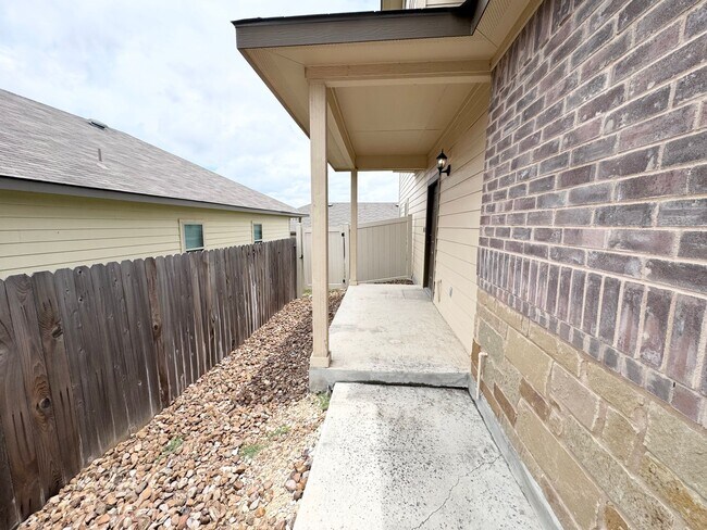Foto del edificio - Two Story Townhome in New Braunfels