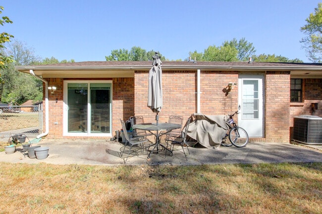 Foto del edificio - 554 Roselawn Dr