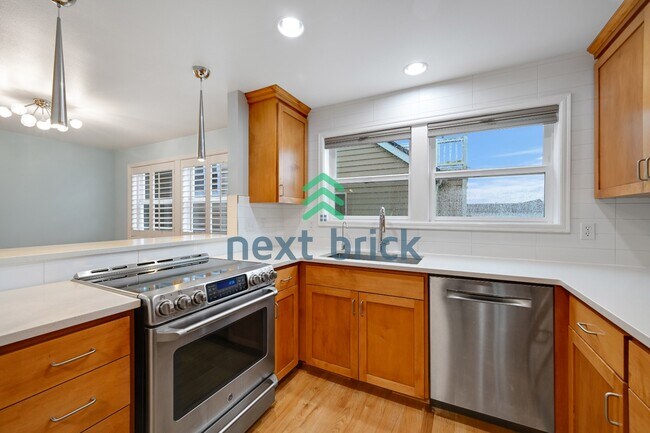 Building Photo - "Charming Victorian-style craftsman 3-Bedroom Townhouse with 2.5 Baths – 1610 Sq Ft of Comfortabl...
