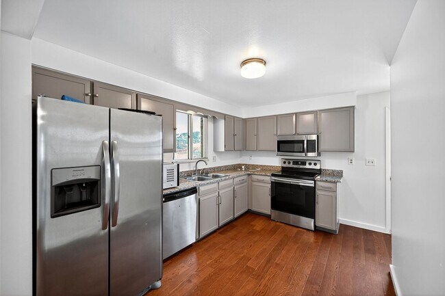 Foto del edificio - 5 Bedroom single family home in Lakewood