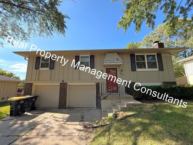 Foto del edificio - 3 Bedroom Split-Level Home in Sought-After...