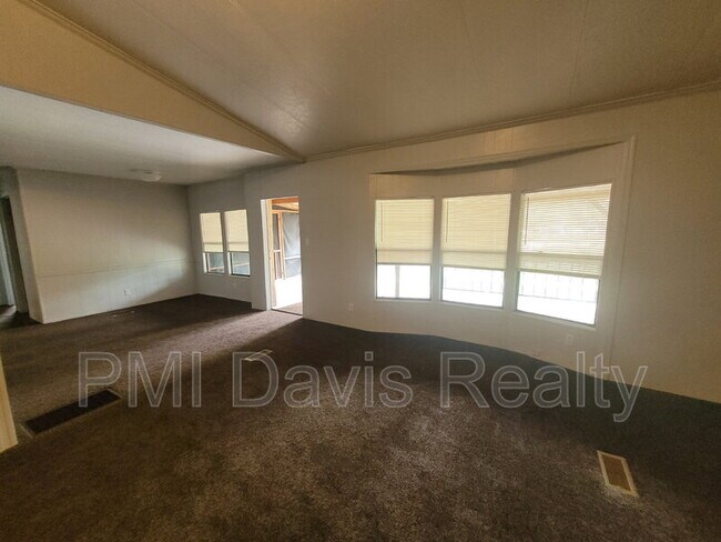 Foto del edificio - 2288 Amarylis Ave