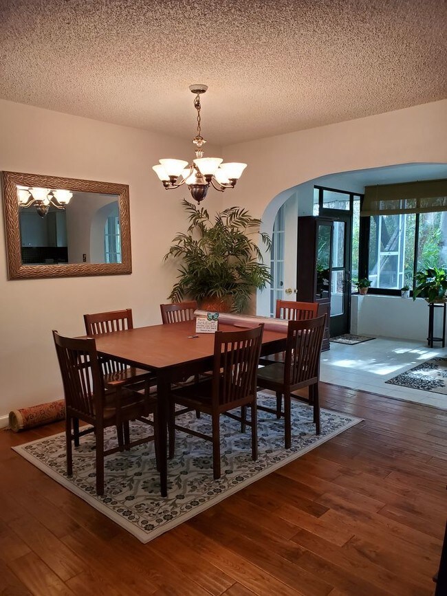 Building Photo - 1430 Red Oak Dr