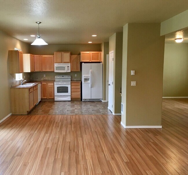 Foto del edificio - Spacious, newer 5 bed/2.5 bath home in gre...